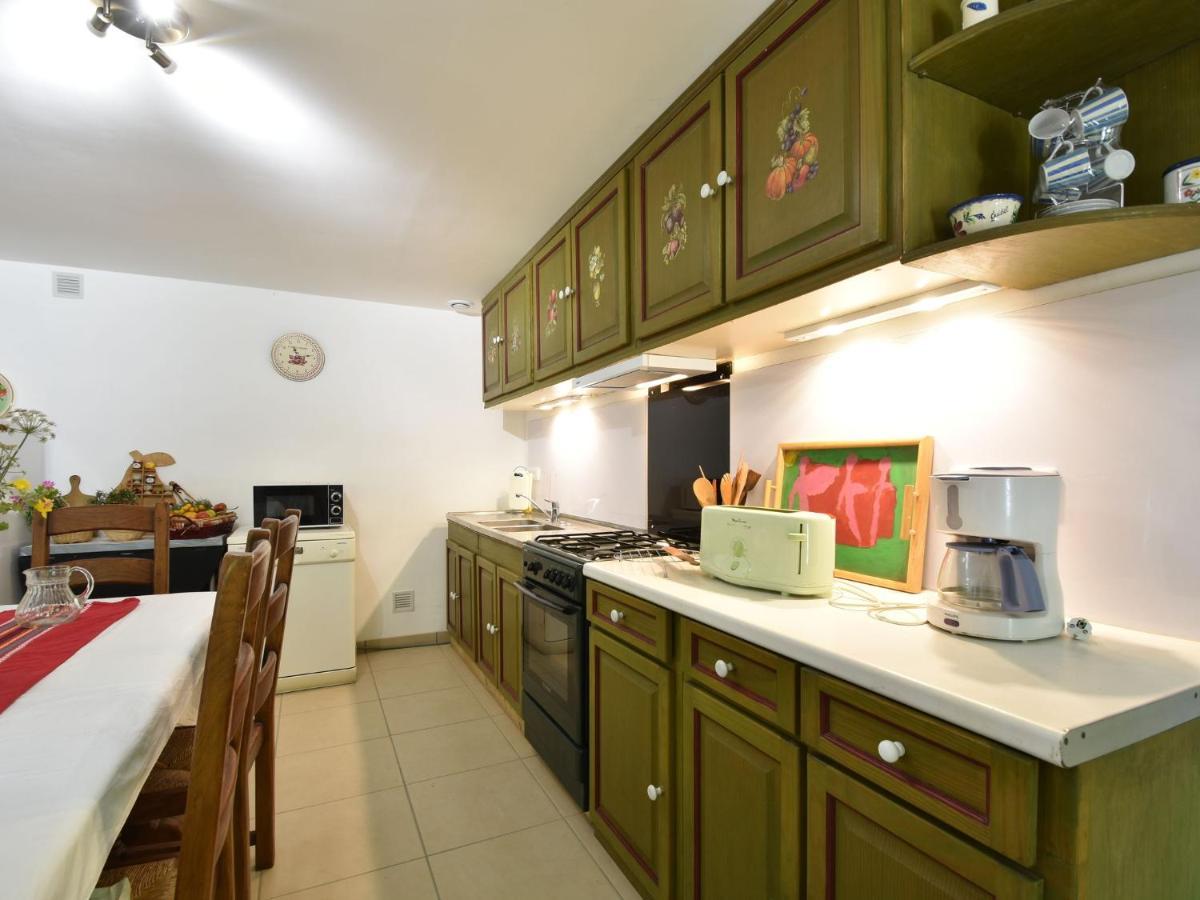 Superb Holiday Home With Private Garden Yvias ภายนอก รูปภาพ