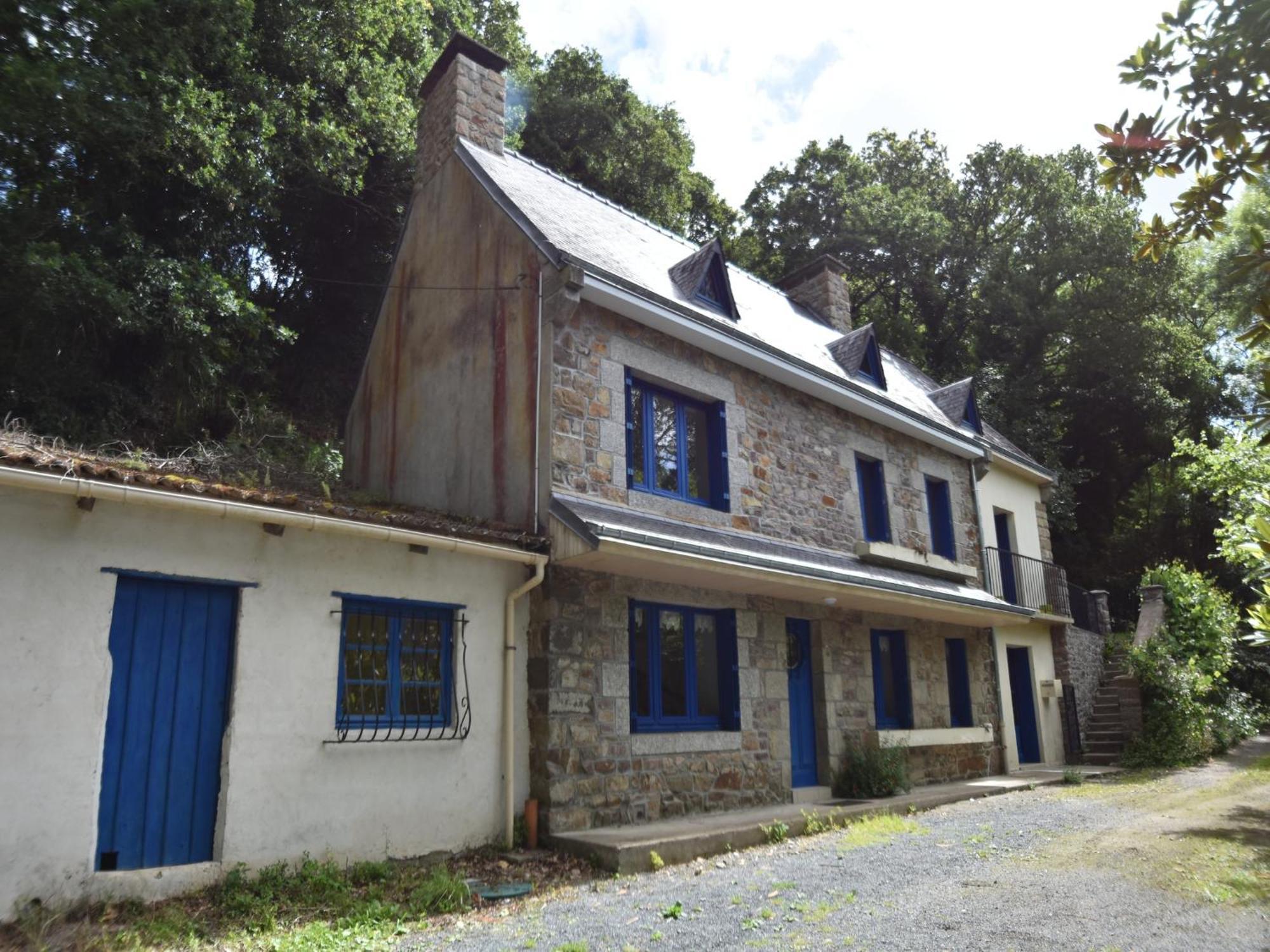 Superb Holiday Home With Private Garden Yvias ภายนอก รูปภาพ
