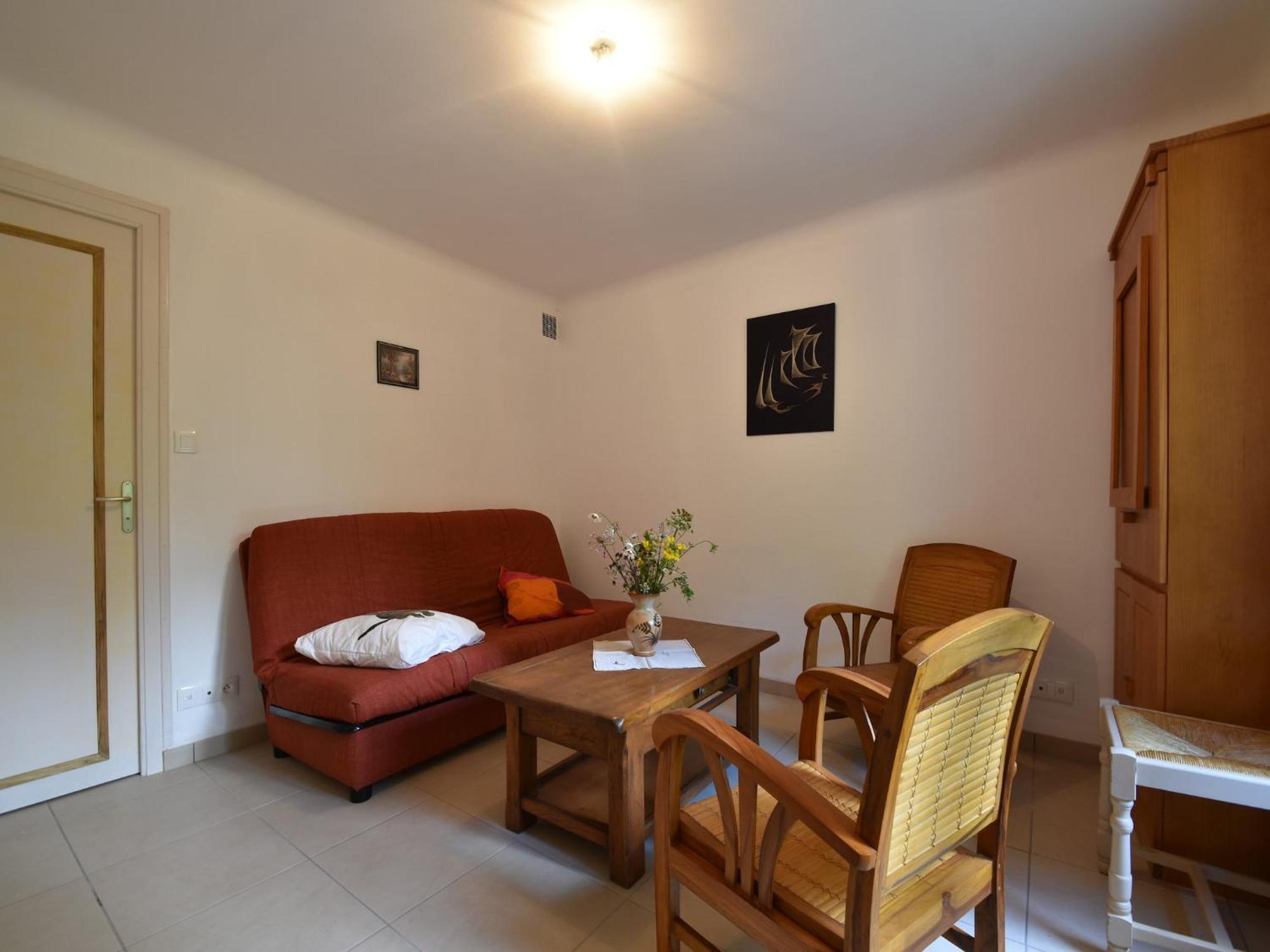 Superb Holiday Home With Private Garden Yvias ภายนอก รูปภาพ