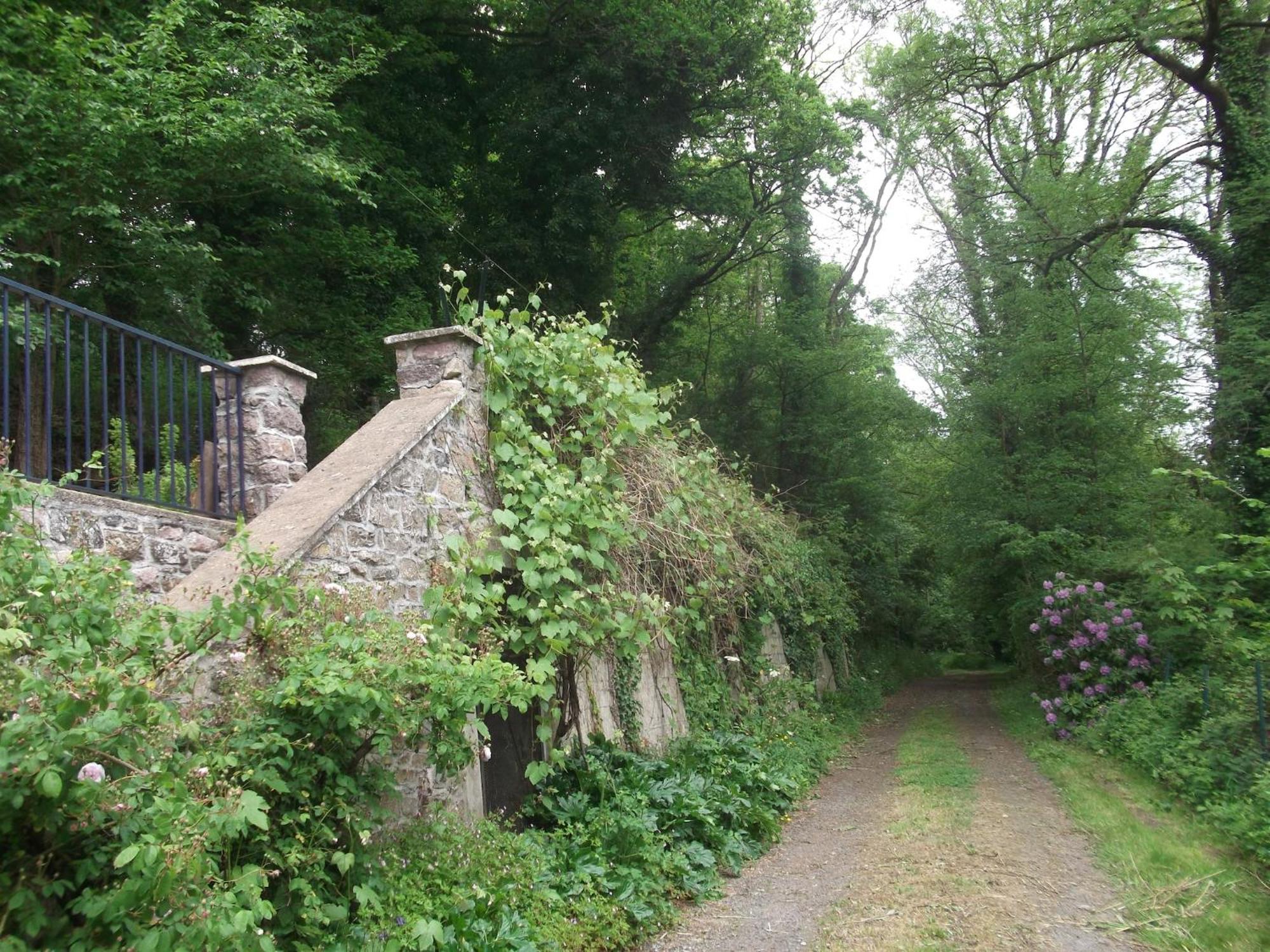 Superb Holiday Home With Private Garden Yvias ภายนอก รูปภาพ