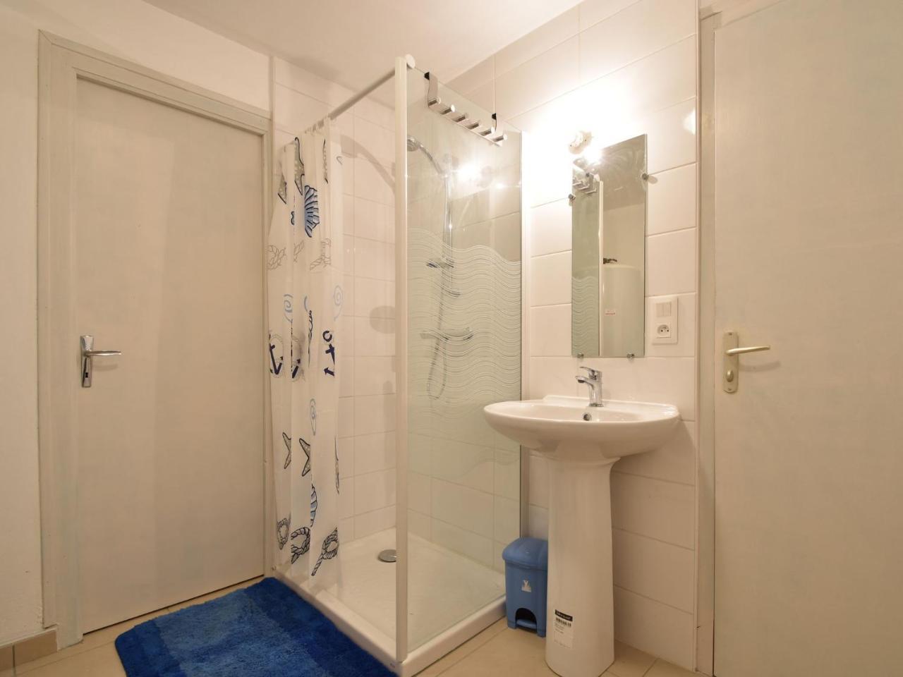 Superb Holiday Home With Private Garden Yvias ภายนอก รูปภาพ