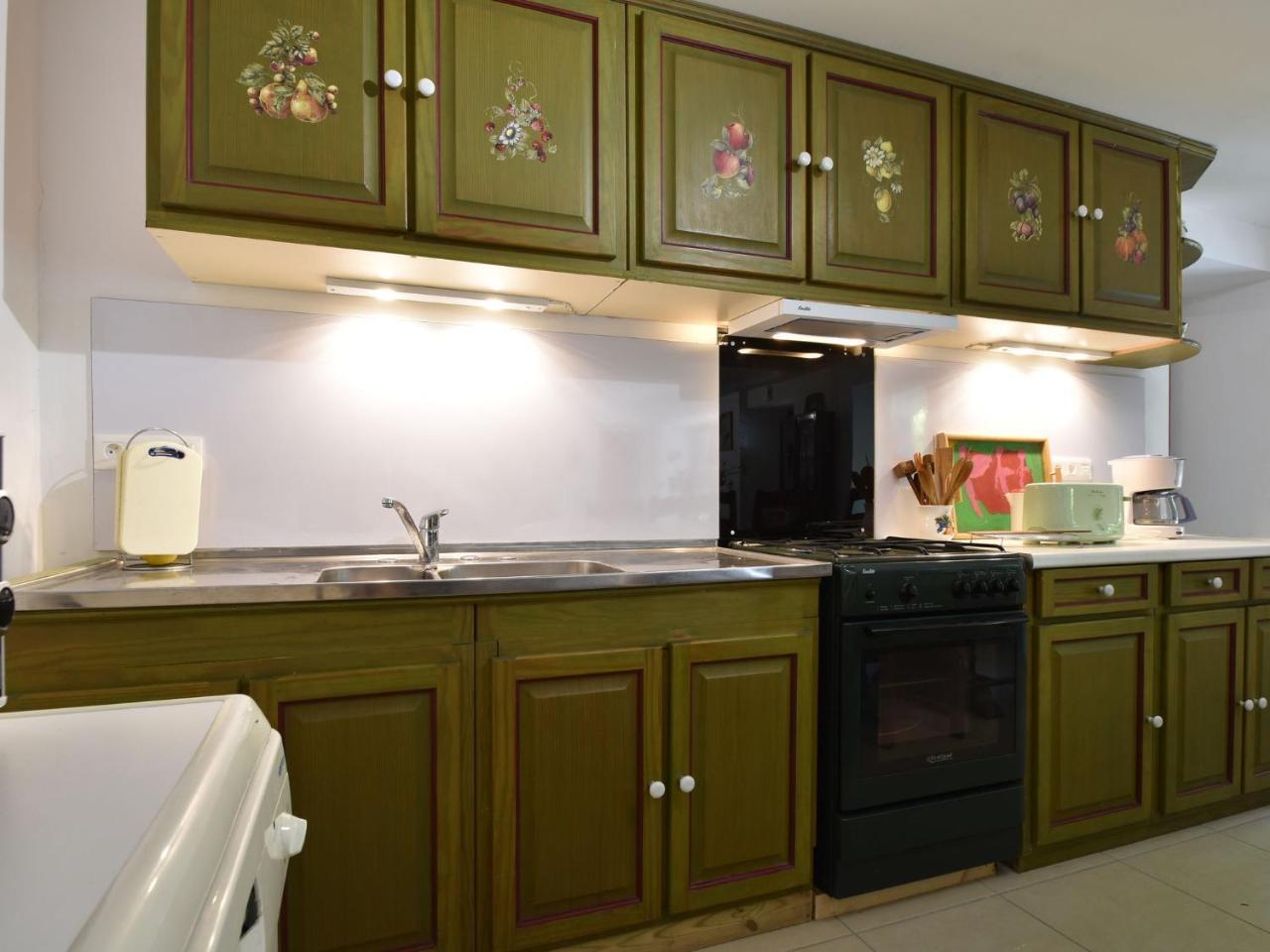 Superb Holiday Home With Private Garden Yvias ภายนอก รูปภาพ